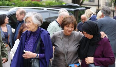 Soutenue par son fils adoptif, Macha Méril fait ses adieux à sa sœur la princesse Hélène Gagarine