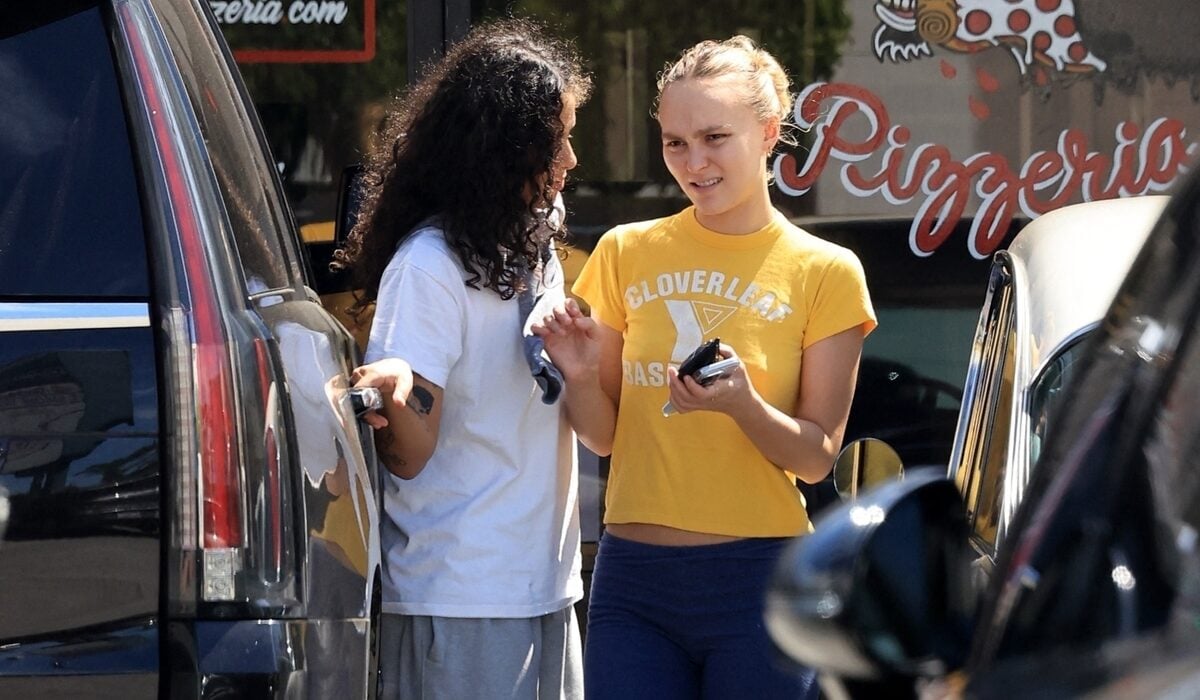 Lily-Rose Depp repérée sans maquillage en mode détente dans les rues de Los Angeles avec sa compagne (Photos)
