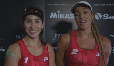 Deux femmes sourient.