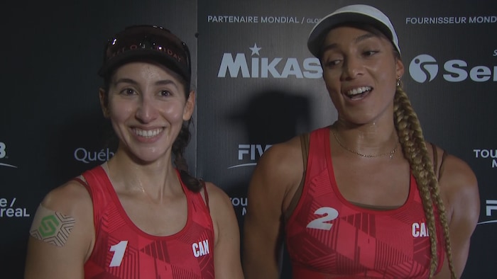 Deux femmes sourient.