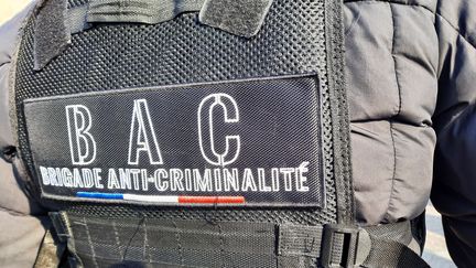 Un policier de la Brigade anti-criminalité (BAC). (PHILIPPE PAUPERT / RADIO FRANCE)