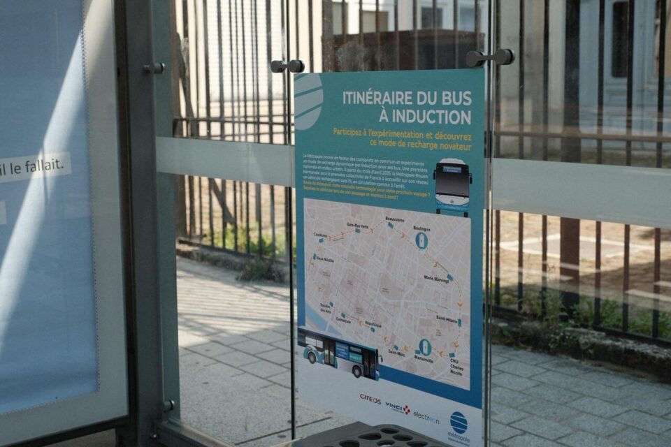 Des affiches annoncent déjà l'expérimentation du bus à induction.