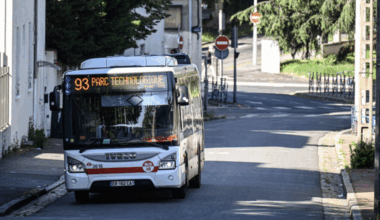 Lyon. Un enfant de 3 ans retrouvé perdu et seul dans un bus TCL, le pire évité