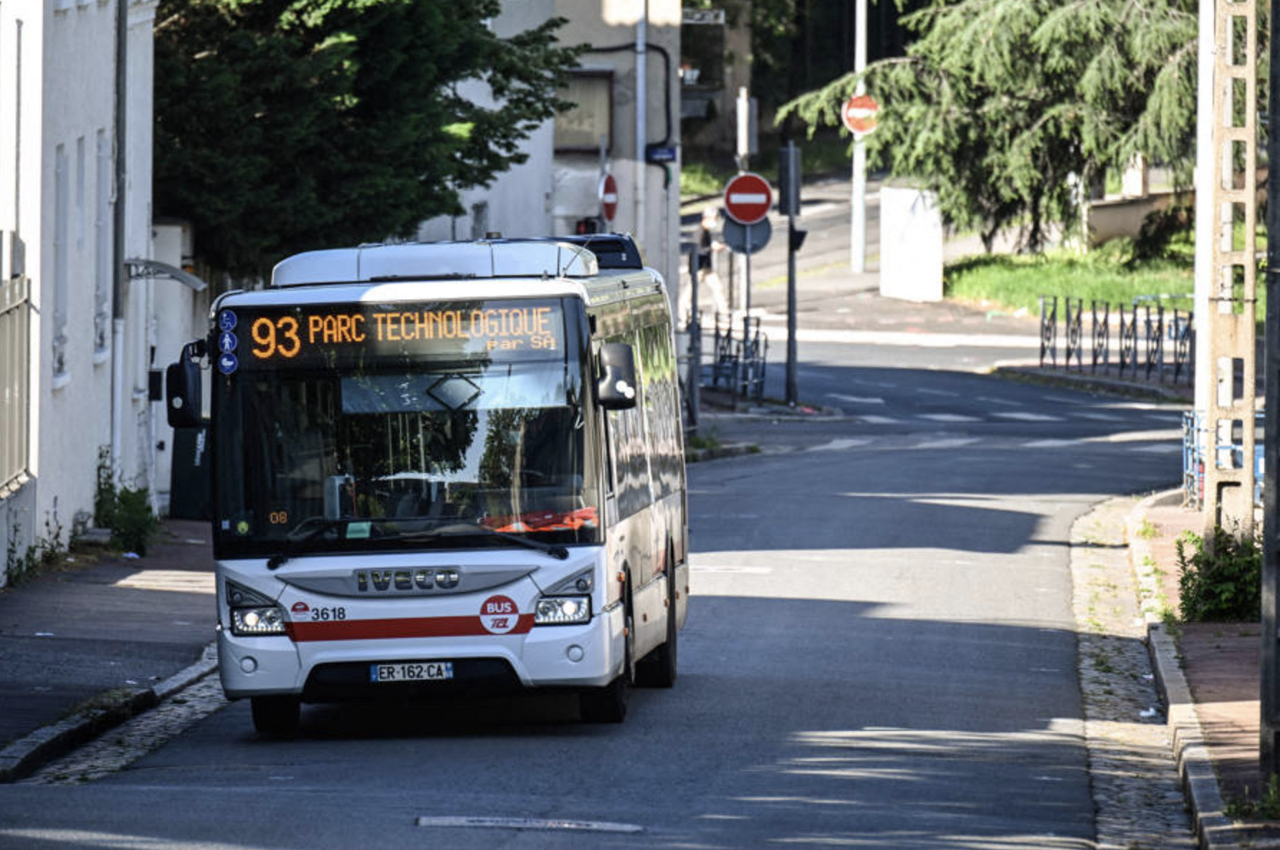 Lyon. Un enfant de 3 ans retrouvé perdu et seul dans un bus TCL, le pire évité