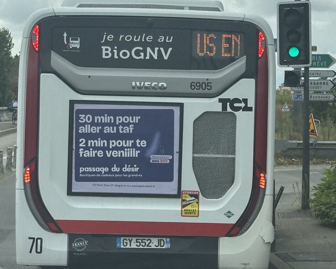 cette pub osée sur un bus TCL choque un élu, le patron répond cash