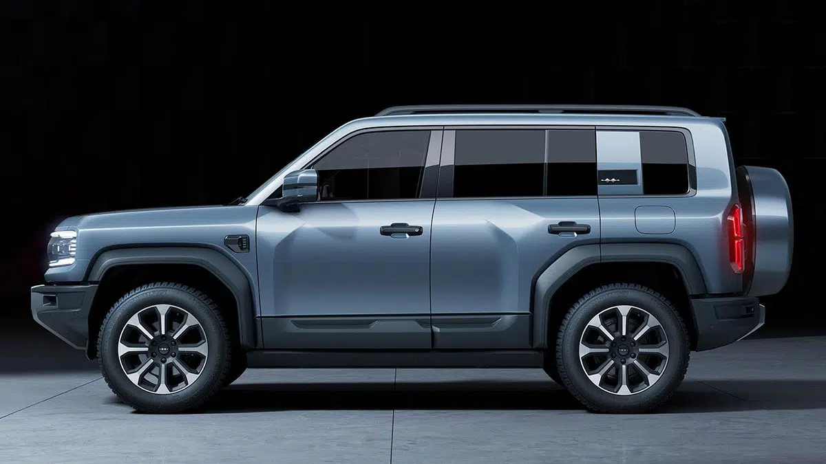 Profil latéral du Denza B5 2026 sur piste tout-terrain, finition hybride rechargeable