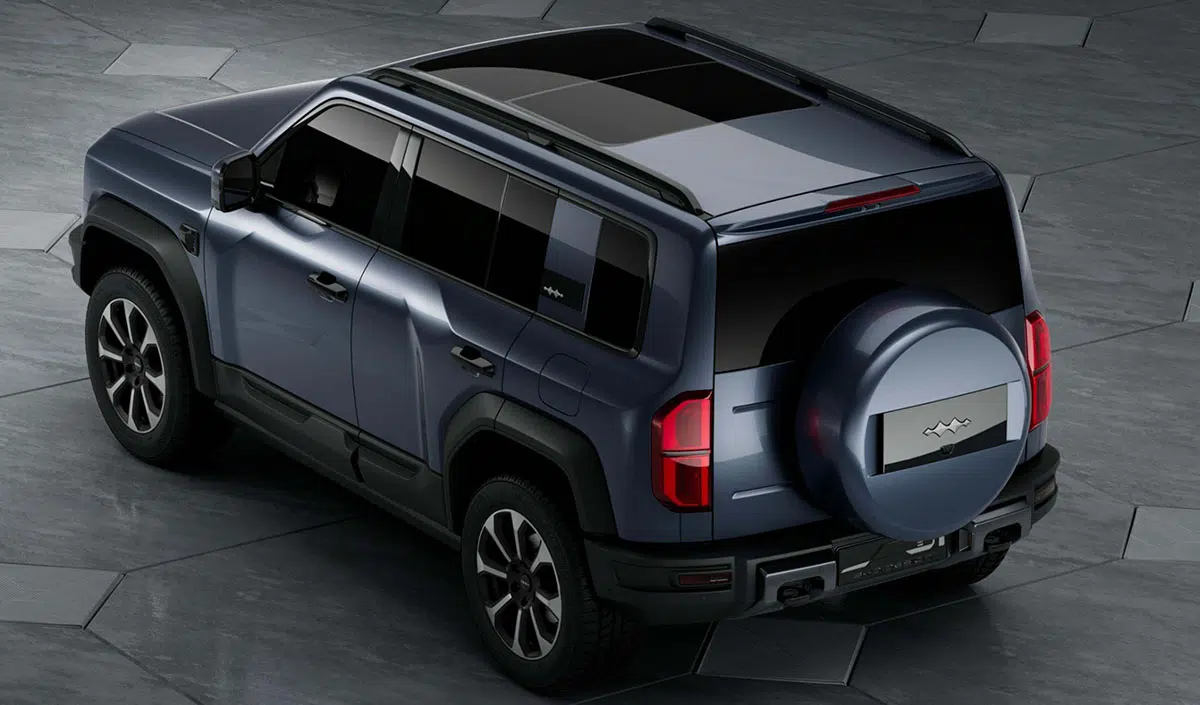 Arrière du SUV Denza B5 hybride avec signature lumineuse et porte de coffre verticale