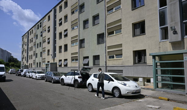 C'est au 16 avenue Paul-Delorme à Sathonay-Camp que l'évadé a été interpellé au bas de l'immeuble. Photo Joël Philippon