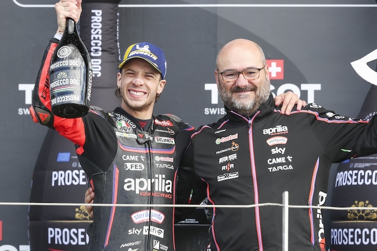 Marco Bezzecchi avec le directeur technique d'Aprilia, Fabiano Sterlacchini