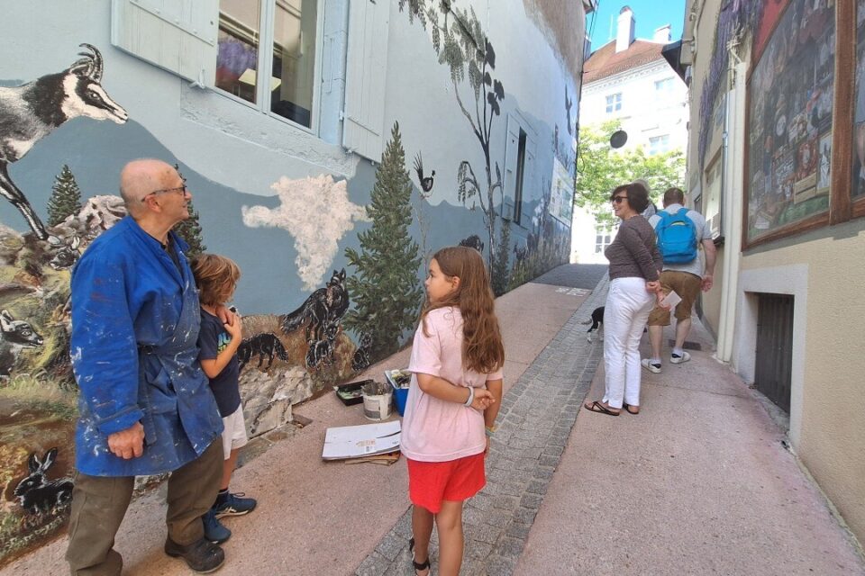 Accompagné de ses petits-enfants, Pierre Javaux échange volontiers avec les passants.