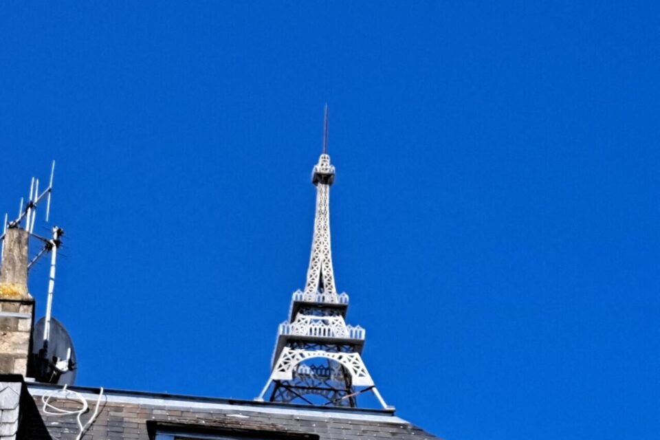 Il faut lever les yeux pour observer la tour Eiffel de Mamers.