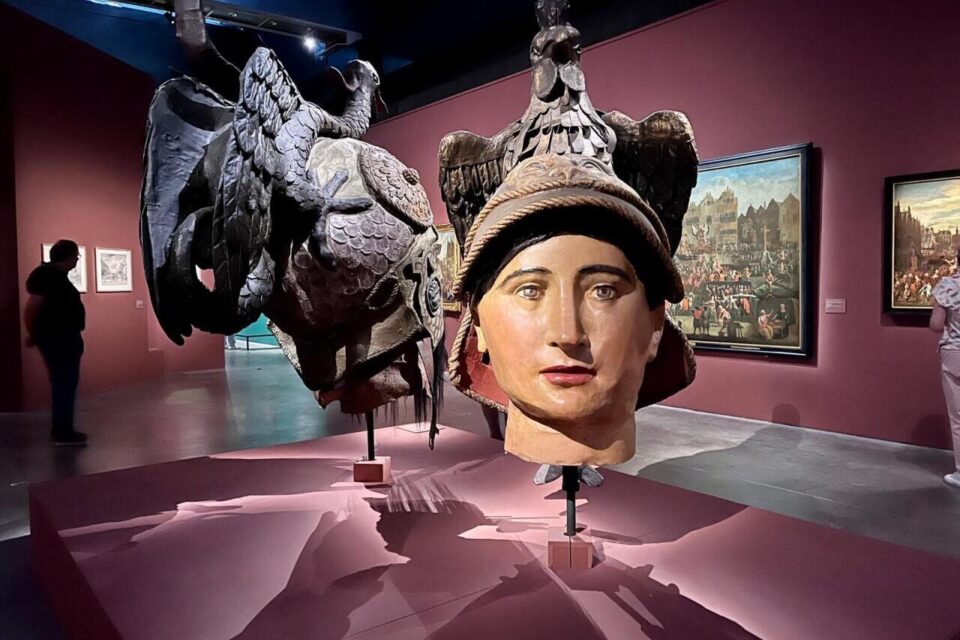Des têtes de géants et autres curiosités sont réunis à Lille (Nord), pour cette exposition internationale et inédite.