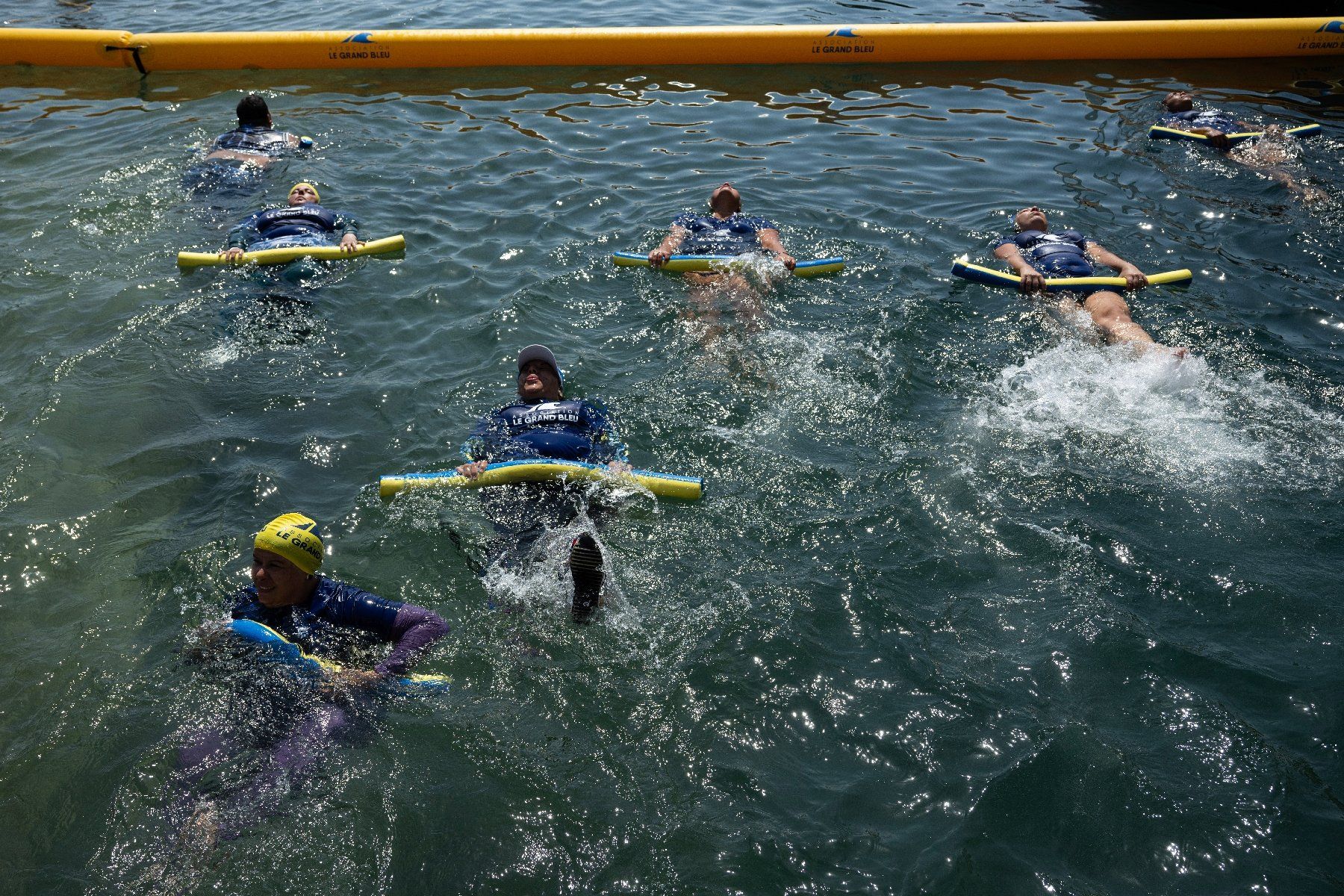 Des mères des quartiers Nord de Marseille participent à un cours de natation dispensé par l'association "Le Grand Bleu" dans une piscine d'eau de mer près du port de l'Estaque, le 11 août 2025