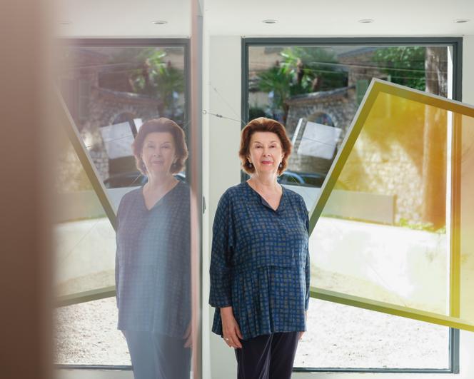 Catherine Issert, devant une œuvre de Cécile Bart, dans sa galerie, à Saint-Paul-de-Vence (Alpes-Maritimes), le 24 juillet 2025.