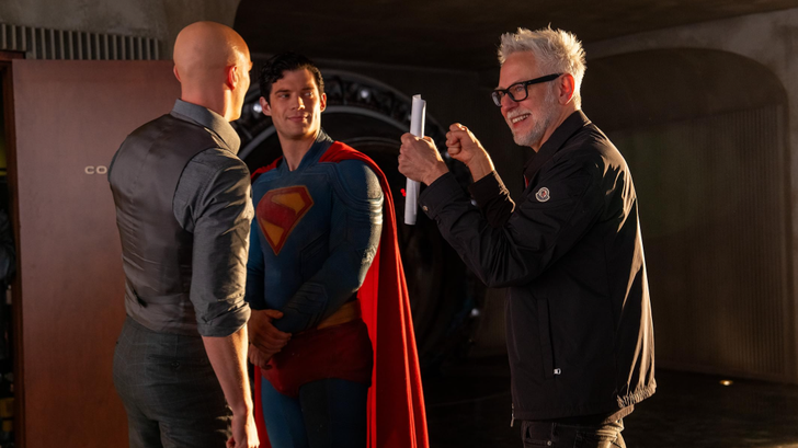 James Gunn sur le tournage de son film « Superman » avec les acteurs David Corenswet dans le rôle de l’Homme d’Acier et Nicholas Hoult dans celui de son pire ennemi, Lex Luthor.