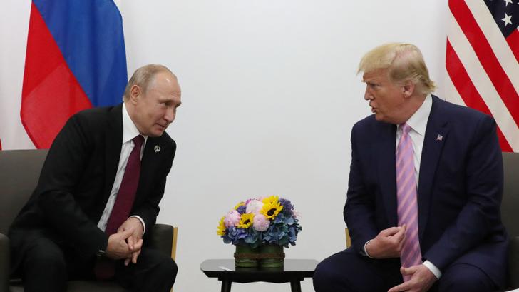 Vladimir Poutine et Donald Trump lors de leur dernière rencontre, en marge d’un sommet du G20 au Japon en 2019.