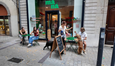 La terrasse du café et concept store pour chiens baptisé Manan rue Saint-Jacques à Grenoble. © Joël Kermabon - Place Gre'net