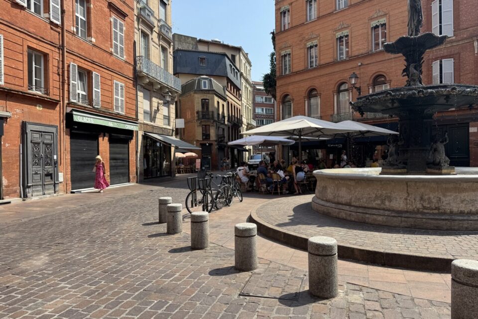 Commerces fermés et activité au ralenti place Roger Salengro en plein cœur de Toulouse. 