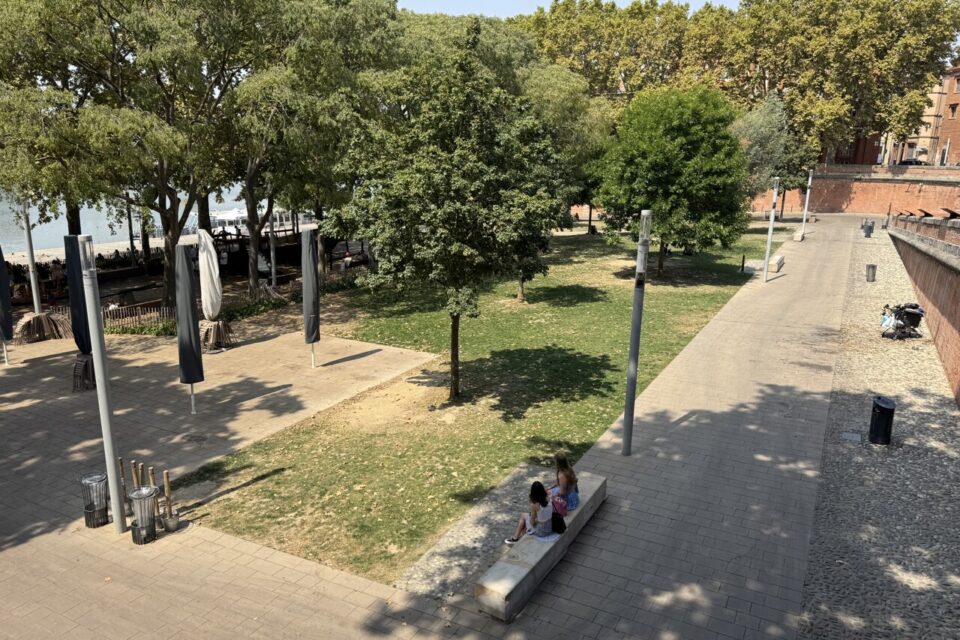 De côté de la place de la Dorade, malgré l'ombre des arbres, il n'y a pas beaucoup plus de monde...