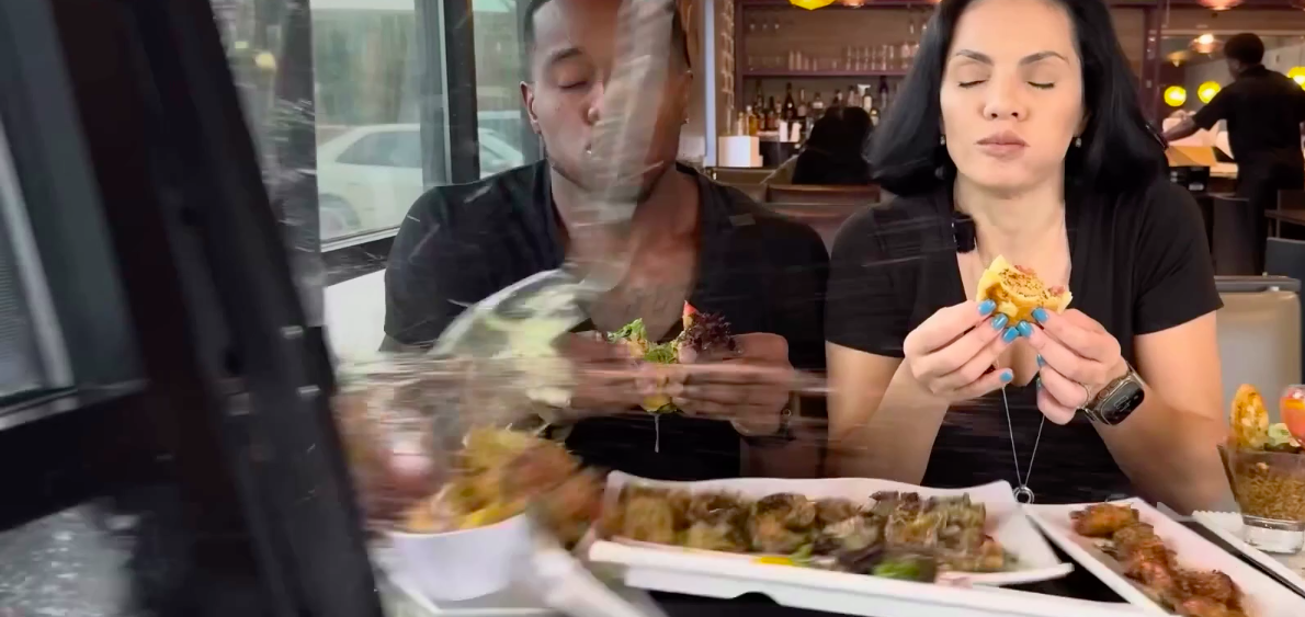 En pleine dégustation au restaurant, deux influenceurs percutés par une voiture