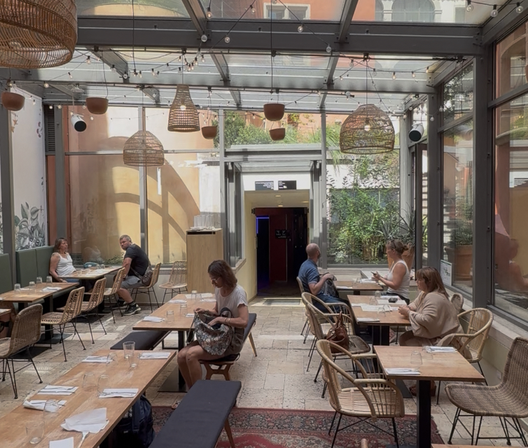 La salle du premier étage des Grands Buffets Lyonnais.