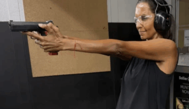 Karine Le Marchand, un pistolet à la main : cette photo détonnante que personne ne pouvait prévoir