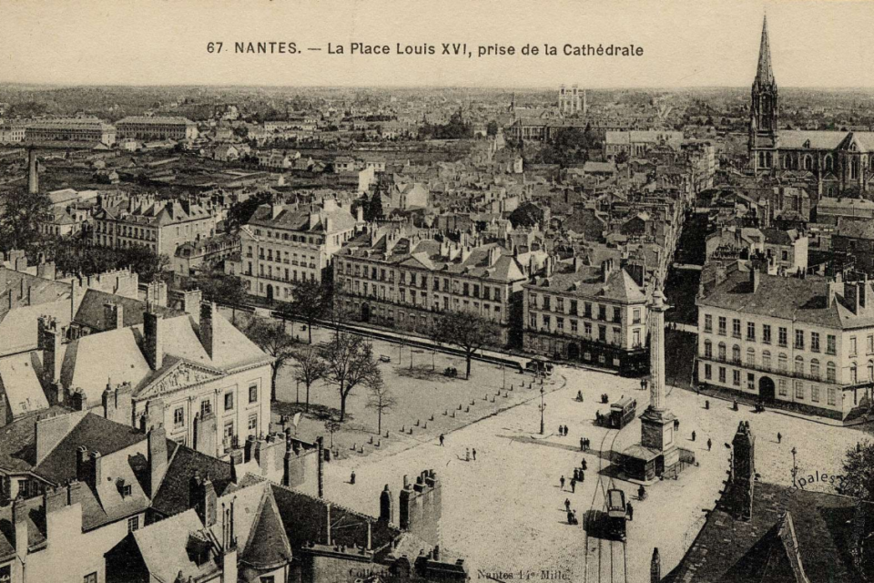 La place Maréchal Foch et sa colonne Louis XVI se placent comme une frontière physique entre le quartier Saint-Clément et le centre-ville. 