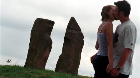 Catherine Bohr et Stéphane Soumann, couple s'embrassant, devant l'œuvre de Miloslav Chlupáč (Photo Pierre Heckler)
