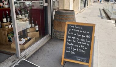 Lyon. Un commerçant affiche un message se moquant de Grégory Doucet et fait parler