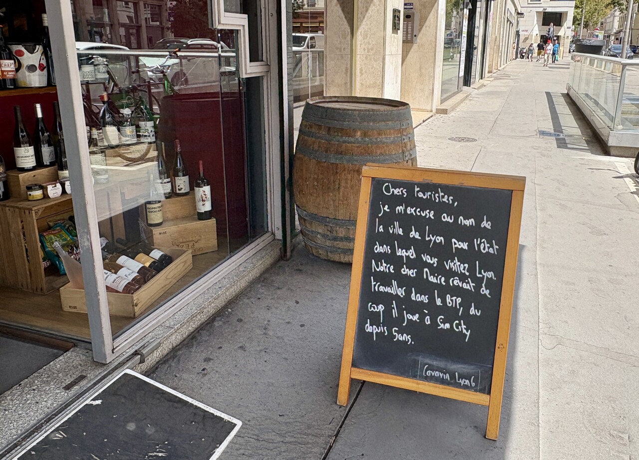 Lyon. Un commerçant affiche un message se moquant de Grégory Doucet et fait parler