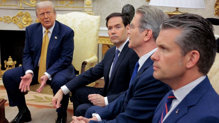 Les États-Unis ont annoncé prendre de nouvelles sanctions contre la Cour pénale internationale pour ses enquêtes impliquant les États-Unis et Israël. (Photo de Donald Trump entouré notamment du secrétaire d’État Marco Rubio)