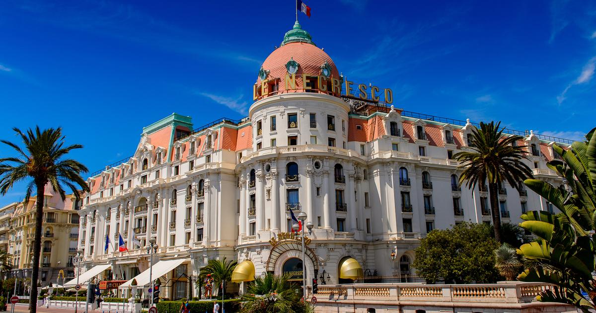 à Nice, un artiste de rue détourne le menu du Negresco pour dénoncer la famine à Gaza