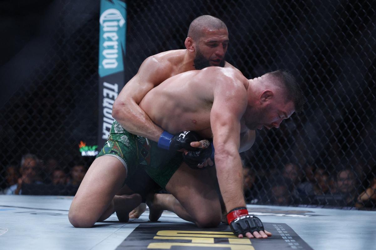 Khamzat Chimaev écrase Dricus Du Plessis et devient le champion des poids moyens - L'Équipe