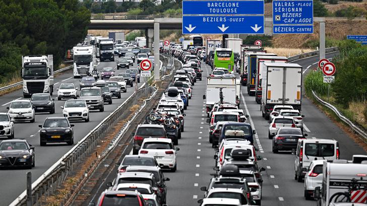 Le week-end prolongé du 15 août, en plein coeur des grandes vacances, s’annonce chargé sur les routes. (photo d’illustration prise le 19 juillet 2025 près de Béziers)