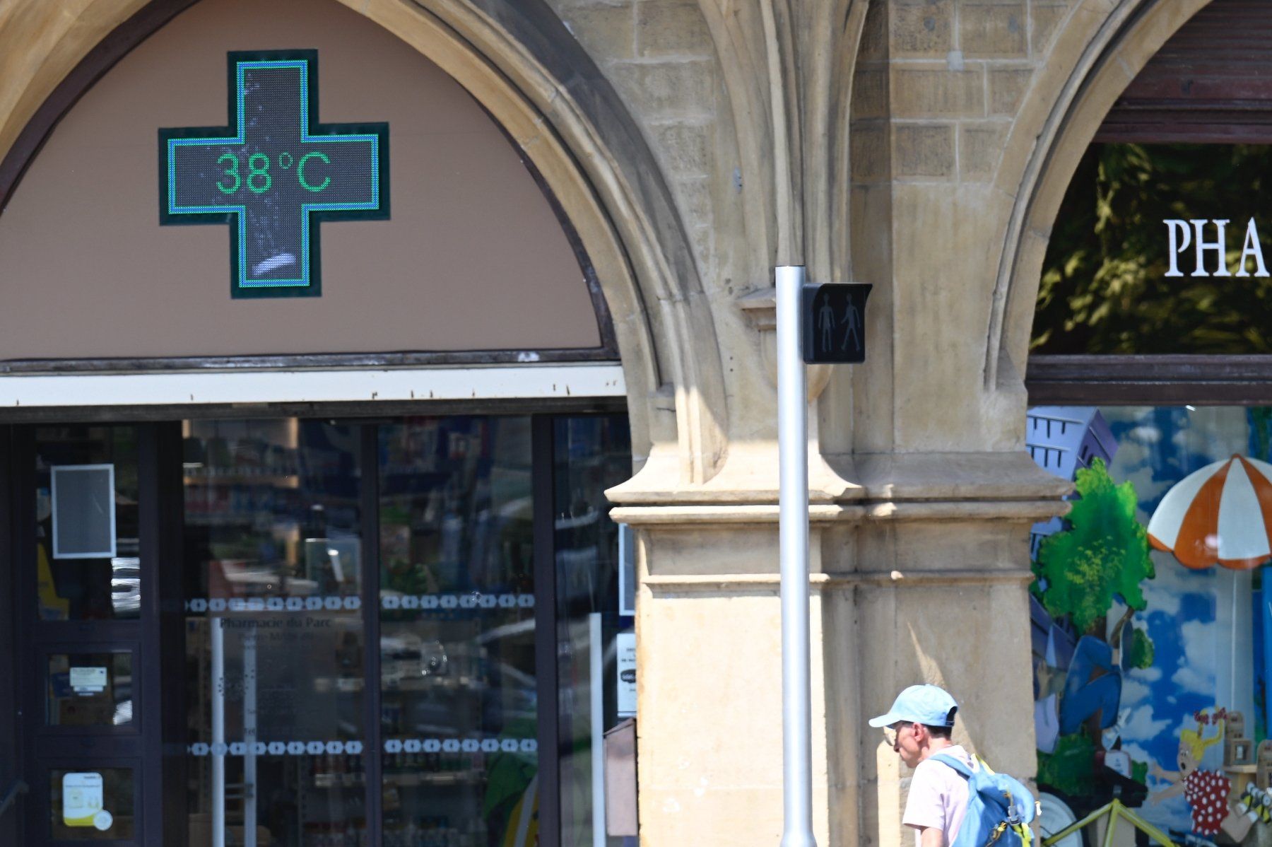Une pharmacie affiche une température de 38° à Thionville (Moselle) le 2 juillet 2025
