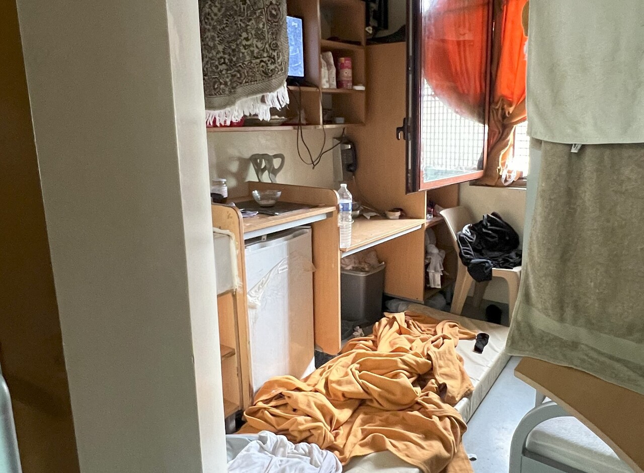 comment la prison de la Santé à Paris gère-t-elle les vagues de fortes chaleurs ?