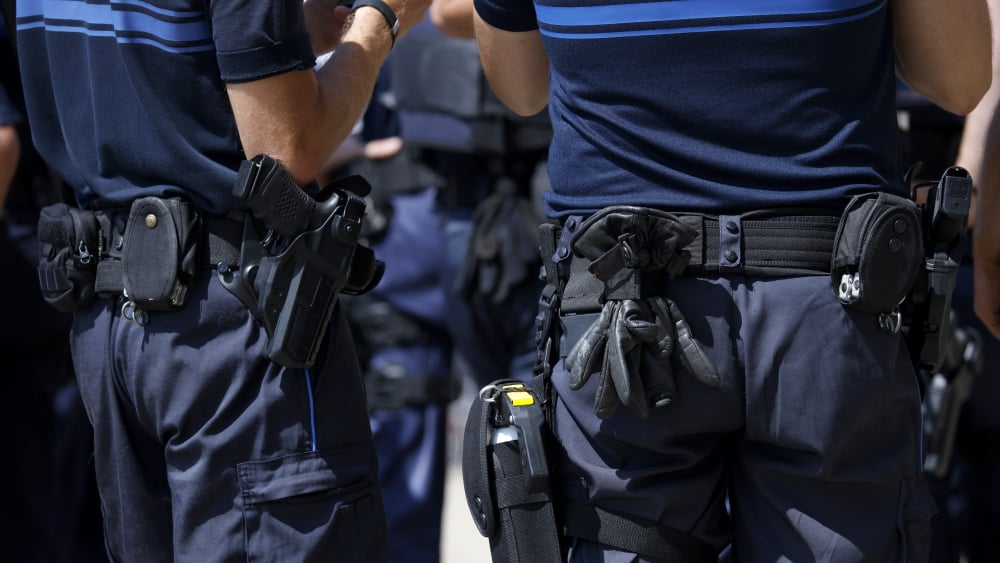 un policier à VTT, traîné sur plusieurs mètres, parvient à interpeller le pilote d'un deux-roues