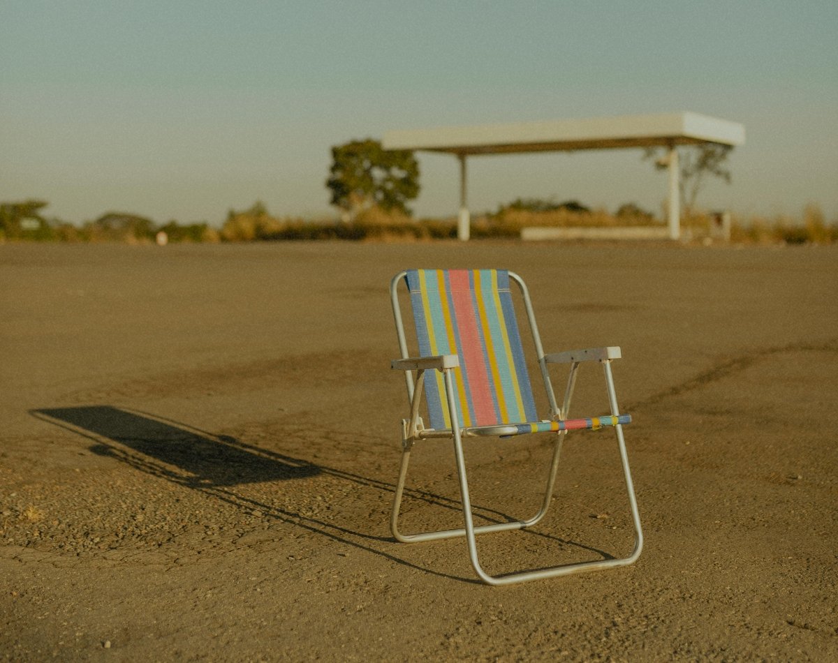 Ces chaises pliantes en Lucite se revendent jusqu’à 1 000 €