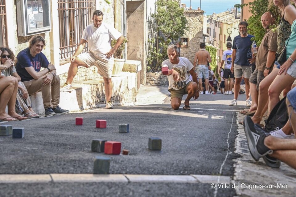 Depuis 43 ans, un championnat du monde de boules carrées se tient à Cagnes-sur-Mer.