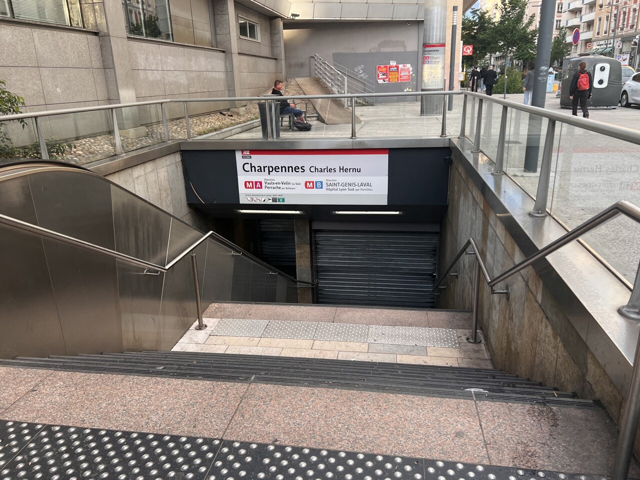 Lyon. Un homme tué à coup de couteau à l'entrée d'une station de métro TCL à Villeurbanne