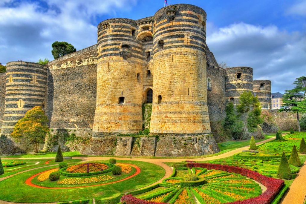 Un château avec un jardin devant.