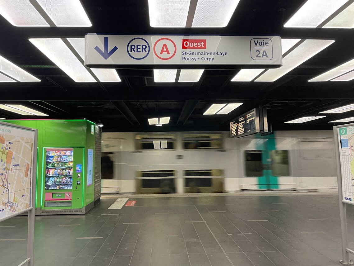 une femme accouche sur les quais du RER A