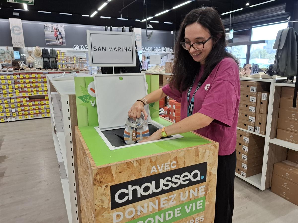 La boutique Chaussea de Châteaubernard a mis en place une borne de collecte de vieilles paires de chaussures. Avec une remise au bout.