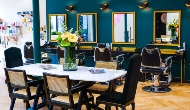 Photo de l'intérieur du salon de coiffure "Chez l'Père Masson".