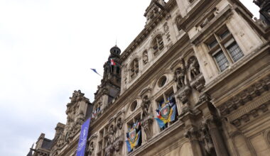 les 200 personnes sans abri installées sur le parvis de l'Hôtel de Ville évacuées