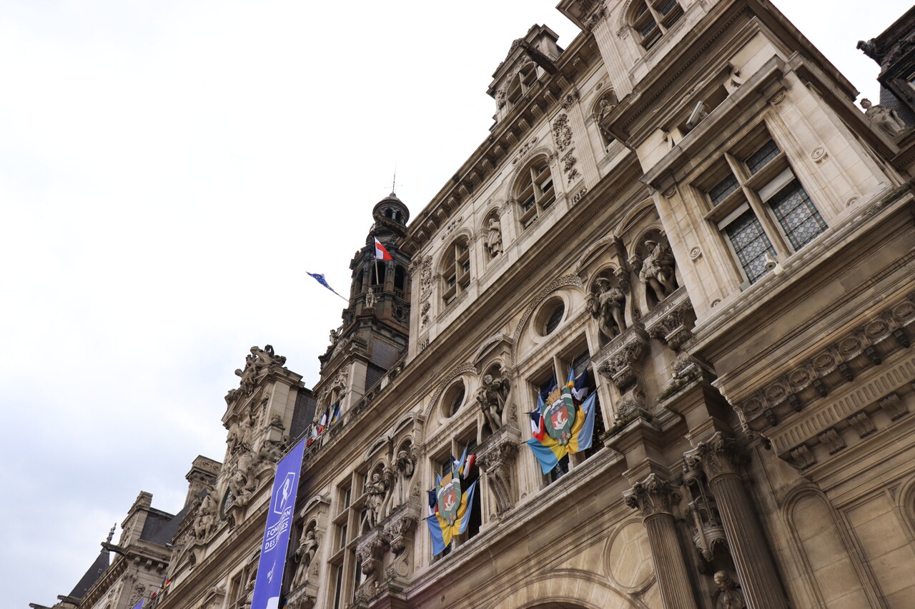 les 200 personnes sans abri installées sur le parvis de l'Hôtel de Ville évacuées