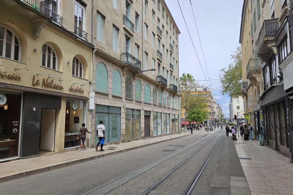 Le magasin Adidas rue Alsace-Lorraine dans le centre-ville de Saint-Etienne baisse le rideau en octobre.