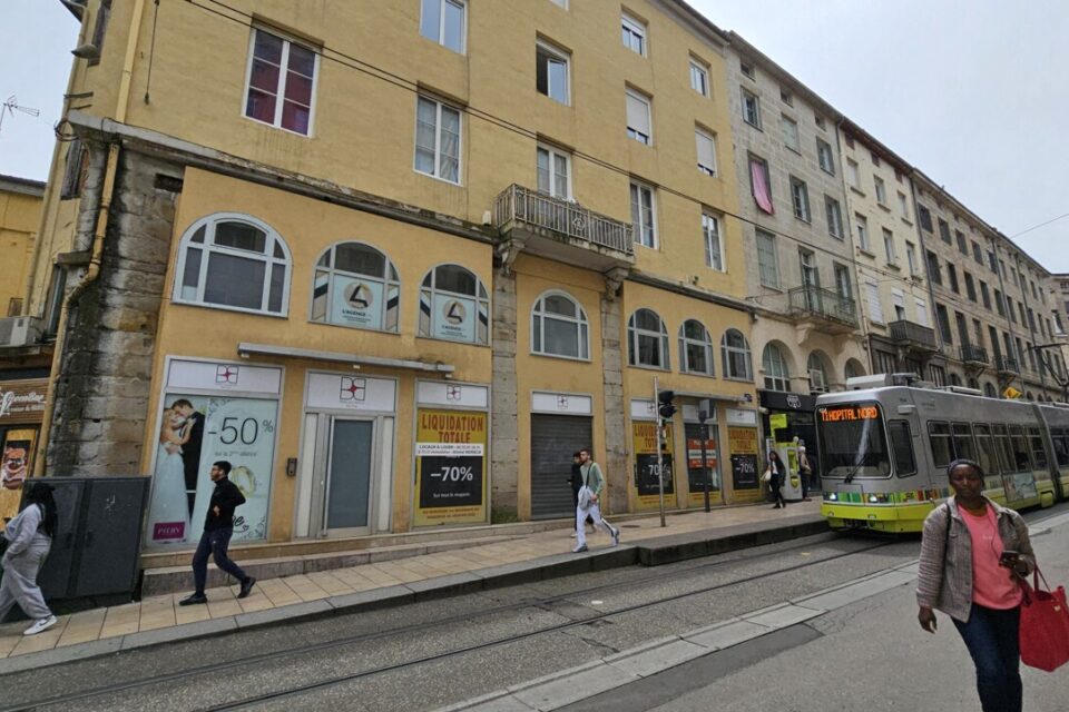 Le magasin Adidas rue Alsace-Lorraine dans le centre-ville de Saint-Etienne baisse le rideau en octobre.