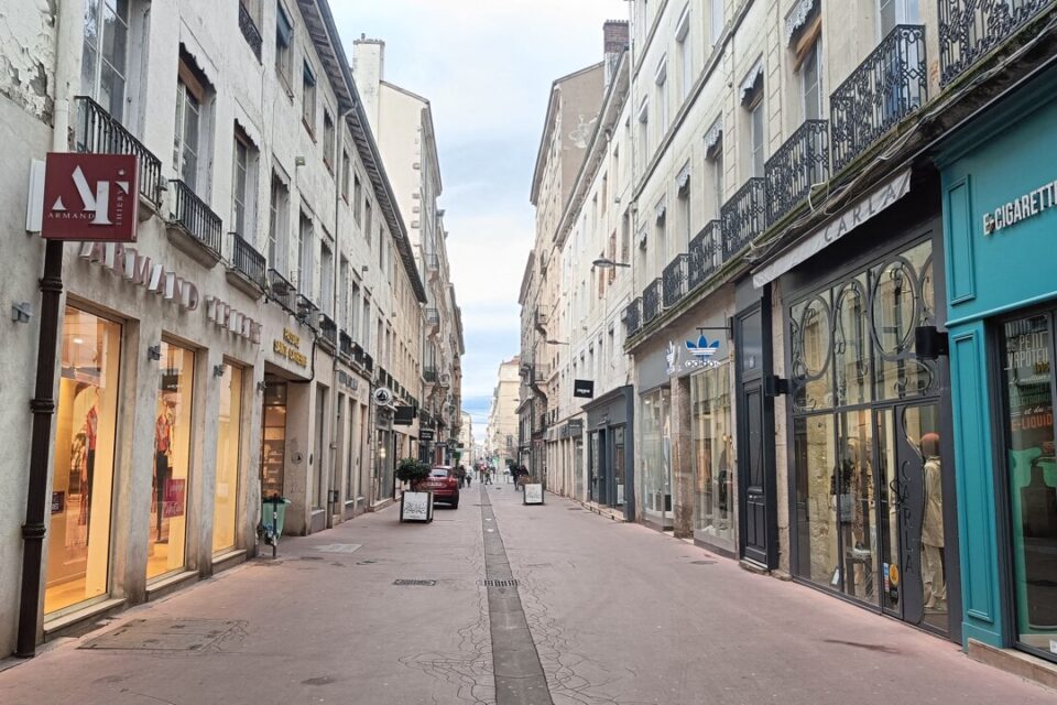 Le magasin Adidas rue Alsace-Lorraine dans le centre-ville de Saint-Etienne baisse le rideau en octobre.
