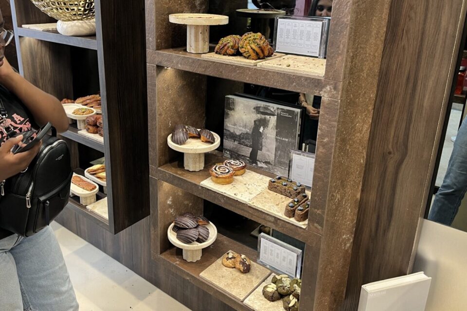 Les viennoiseries ne sont pas dans une vitrine mais présentées sur une sorte de bibliothèque.